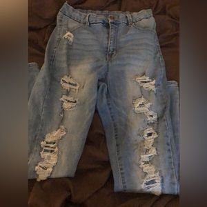 Juniors blue ripped jeans